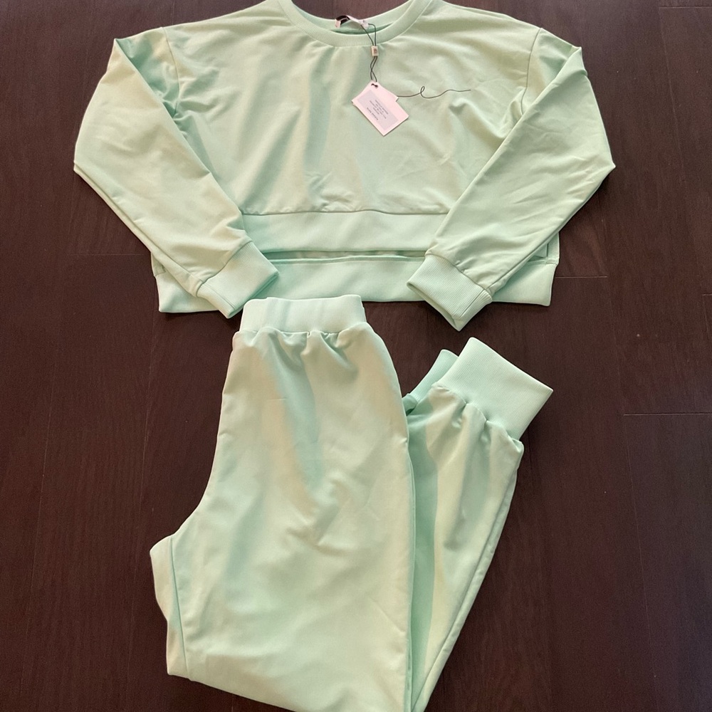 Soft Mint Women's Lounge Set — Crop Sweatshirt & Jogger Pants